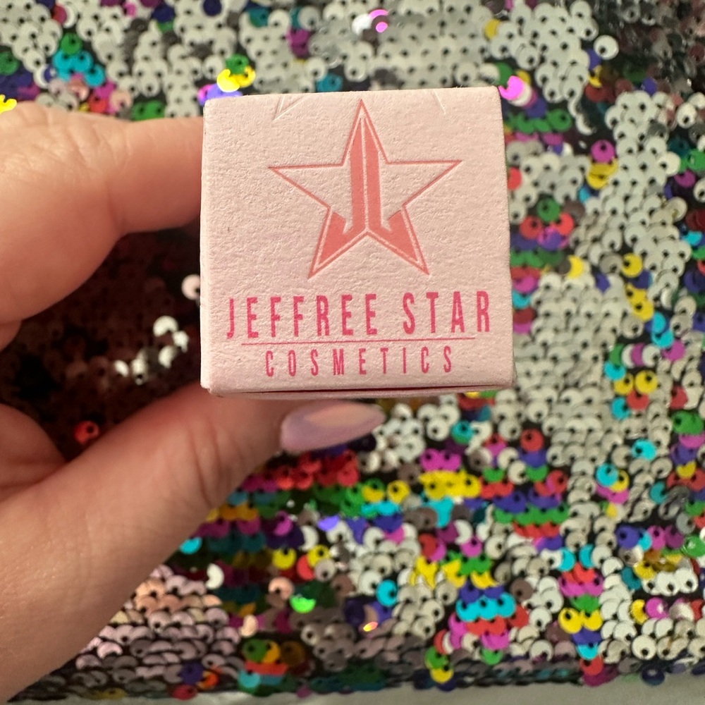 Pink Star-Embossed Lipstick - Picture 5 of 11